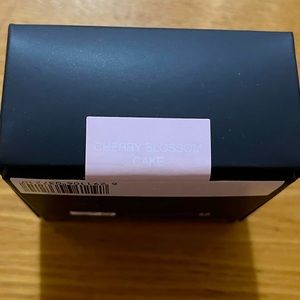 LAST ONE!!NIB!! HUDA BEAUTY EASY BAKE LOOSE SETTING POWDER: CHERRY BLOSSOM